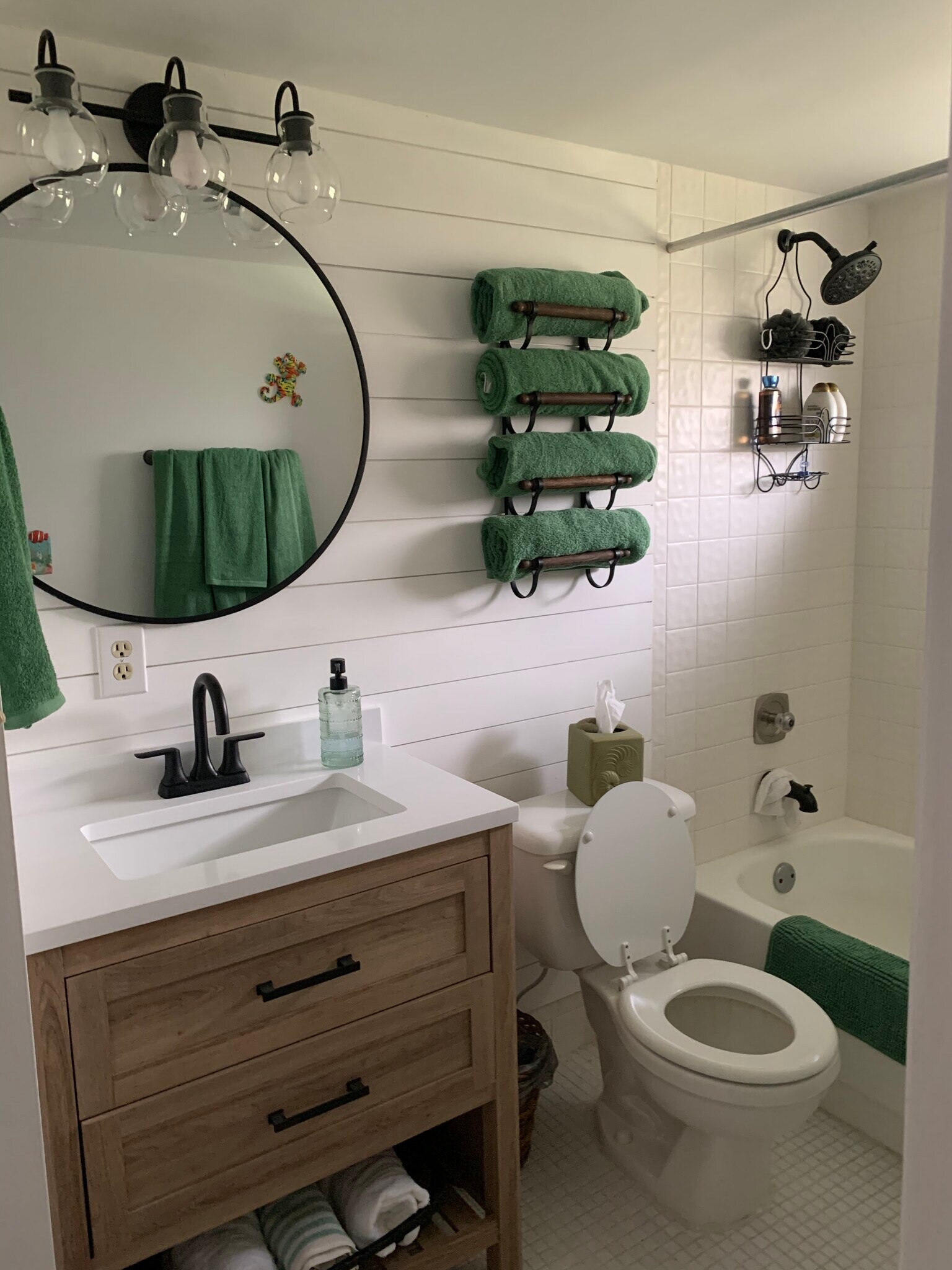 Bathroom 1 tub/ shower - 1411 NE 14th Ct