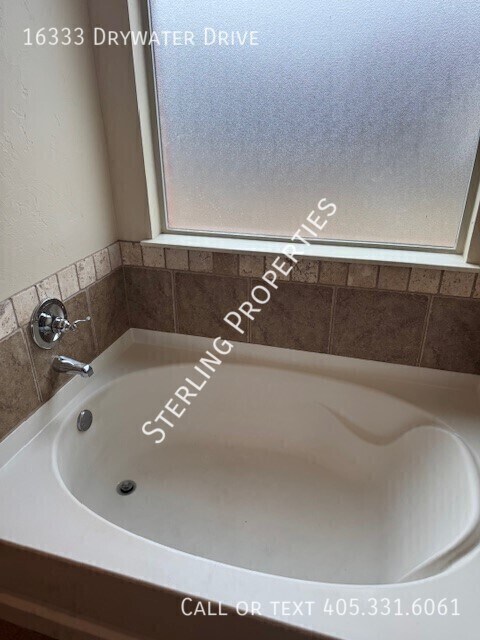 Building Photo - 16333 Drywater Dr