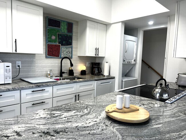 Building Photo - Beautifully updated - 2BR/2BA Villa on Venice Island