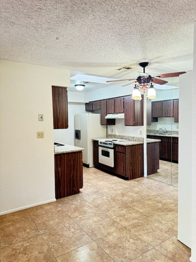 Building Photo - 2 Bedroom Chandler Condo Rental