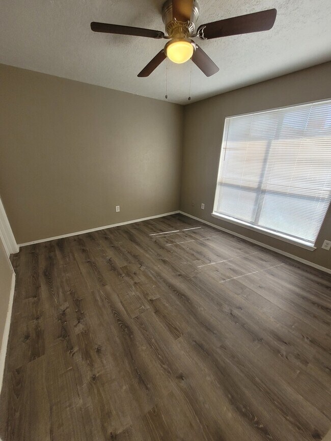 Building Photo - 2 bed 2 bath duplex unit