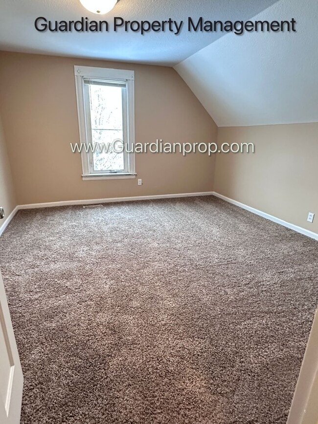 Building Photo - Spacious Two Bedroom Single Family Home, Hardwood Floors, W/D, Dishwasher