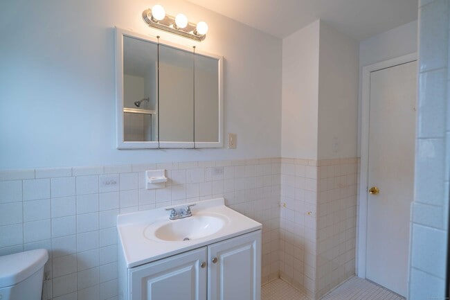 Building Photo - 326 Grovers Ave