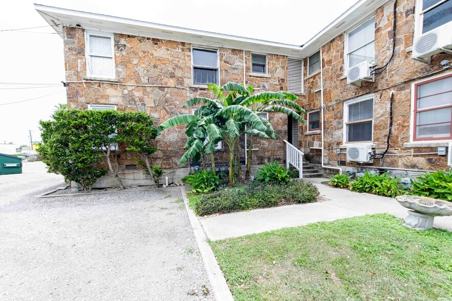 Building Photo - 2702 Swantner St
