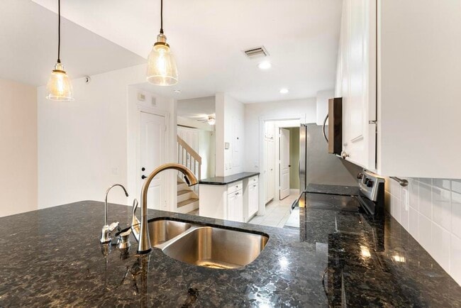 Building Photo - 180 Freeport Dr