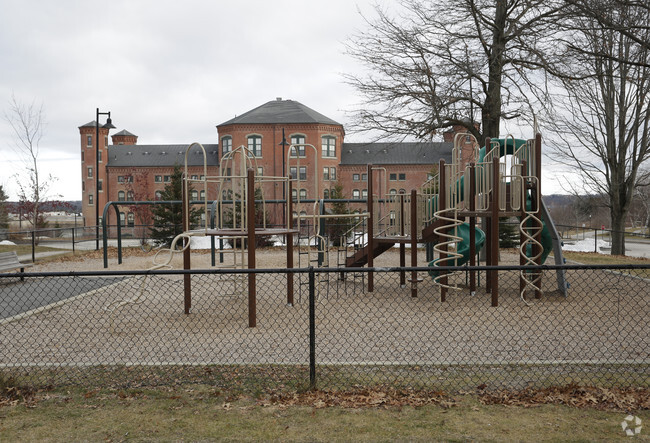 Building Photo - Brick Hill Heights