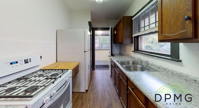 Building Photo - 317 Shepard St