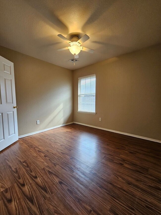 Building Photo - (3) Bed/(2) Bath in S Moore Avail NOW! Pet...