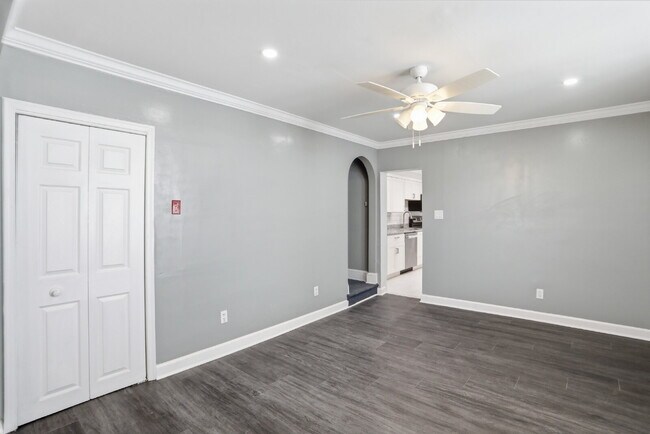 Building Photo - Beautiful Duplex with Charm