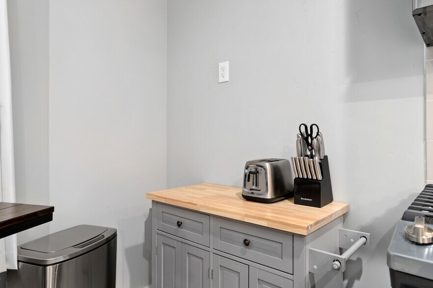 Building Photo - 3228 Broadway