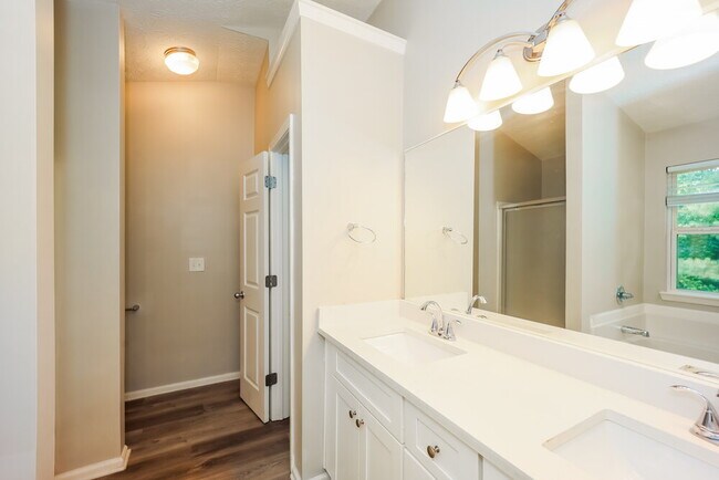 Building Photo - 9422 Lakeview Rd