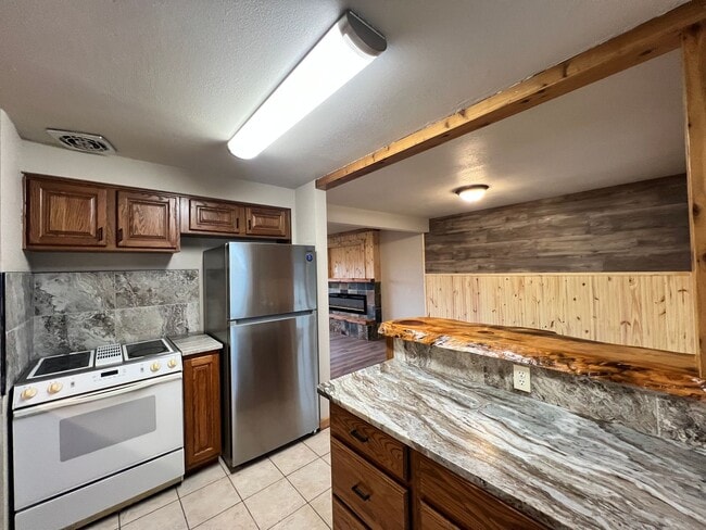 Building Photo - Country Living Close to Town!