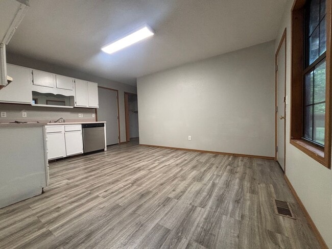 Building Photo - 2 bedroom 1 bathroom 1 car garage