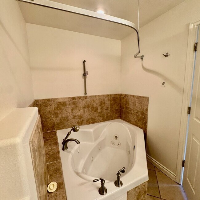 Building Photo - Cute 4 bed 2 bath move in ready home!