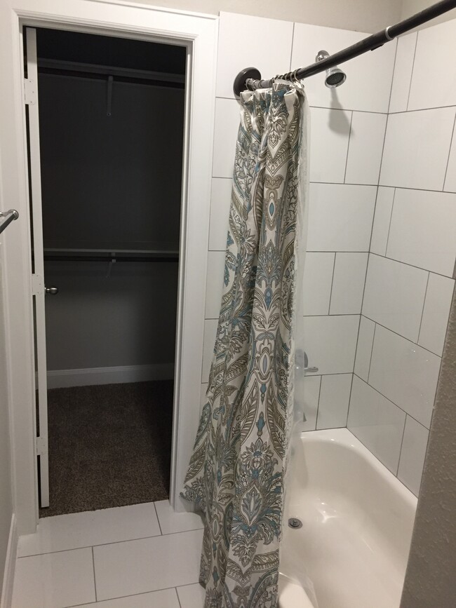 Bathtub, Shower, and Walk-in Closet - 5521 Darling St