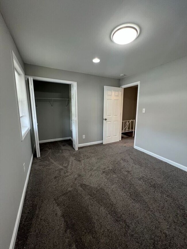 Building Photo - 3 Bedroom Townhome with Parking