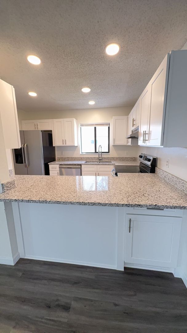 Building Photo - Spacious 3 bedroom, 2 bath, large screened...