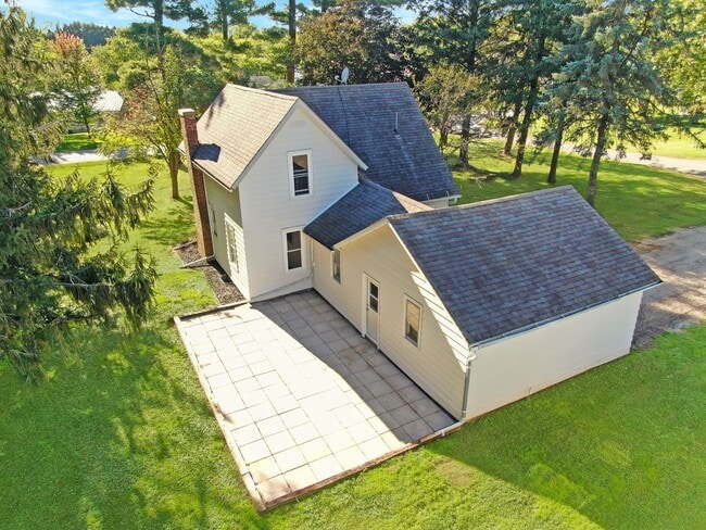 Building Photo - 3- Bedroom, 1- Bath Home with a 2 Car Gara...