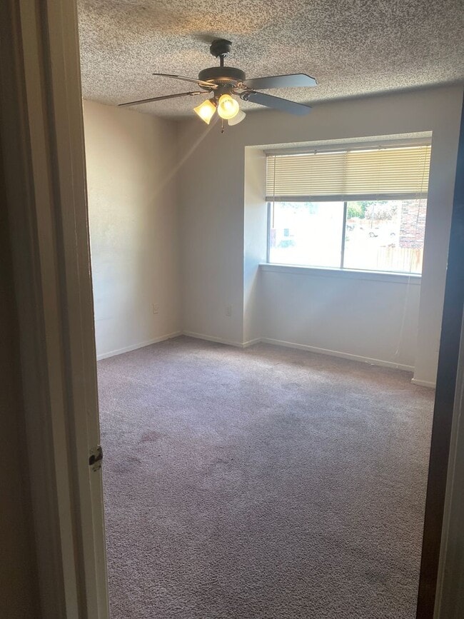 Building Photo - 2 bedroom 2 bath town home in a gated community