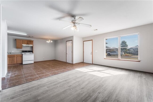 Building Photo - 322 E Southern Trace Dr