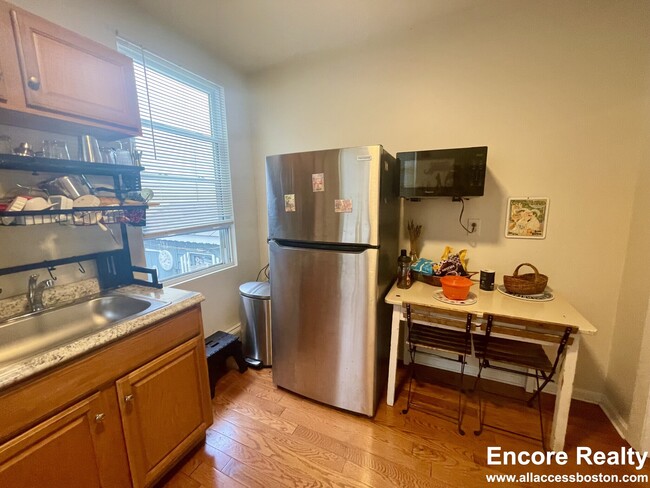 Building Photo - 75 Putnam St