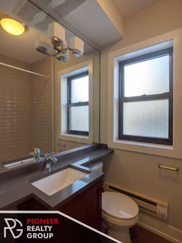 Building Photo - 711 W Belmont Ave