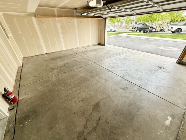 Building Photo - 676 E 550 S