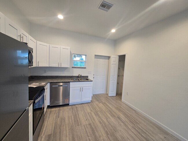 Building Photo - Brand New 2/2/1- Great SW Lehigh Acres Loc...