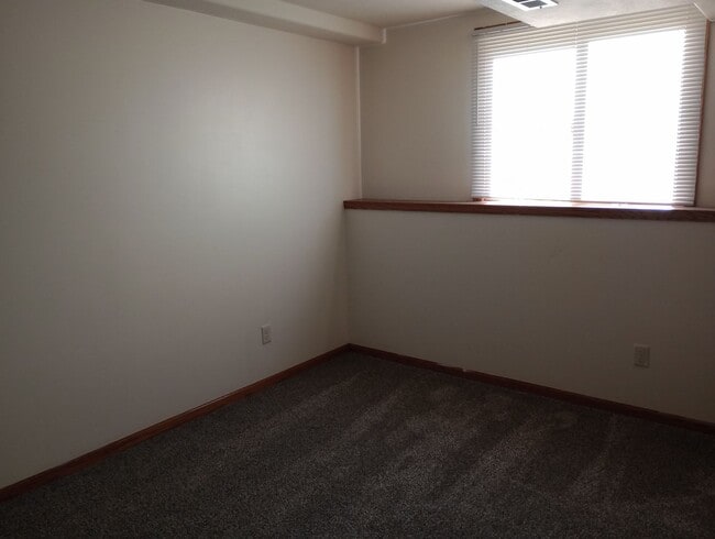 Building Photo - Three bedroom two bathroom twin home