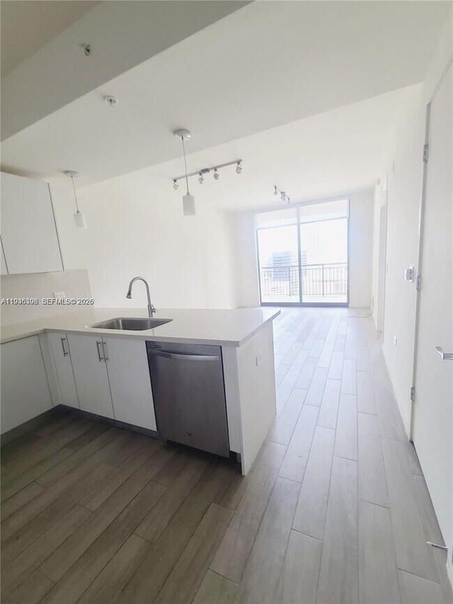 Building Photo - 999 SW 1st Ave