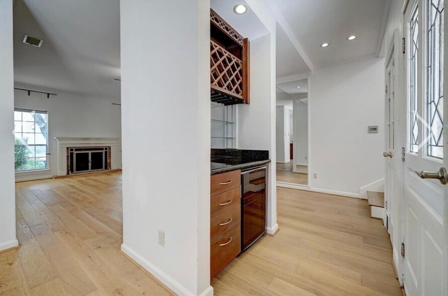 Building Photo - 600 Wilcrest Dr