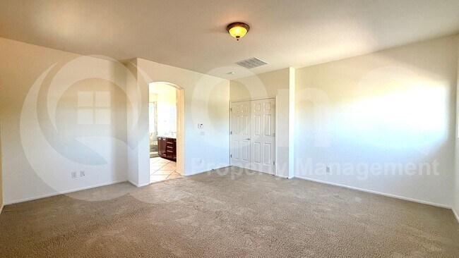 Building Photo - 2131 E Yellowstone Pl