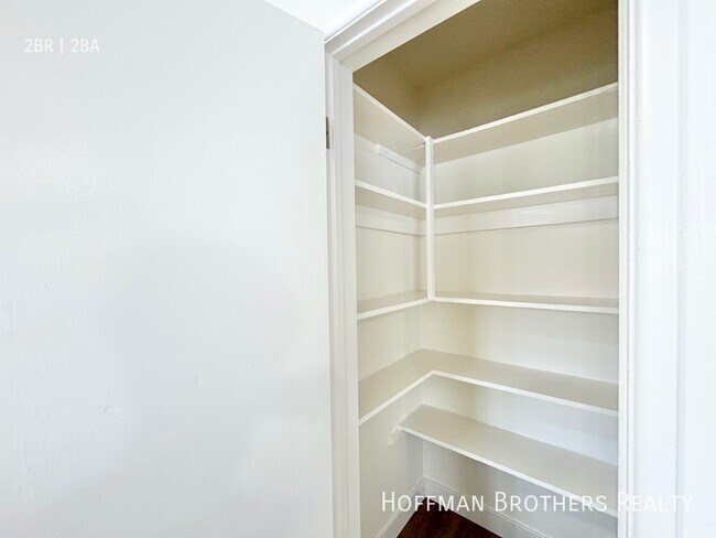 Building Photo - 12631 Vanowen St