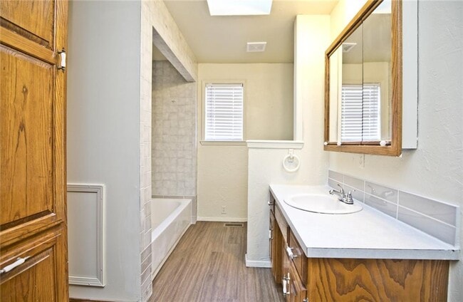 Building Photo - 726 McClure Ave