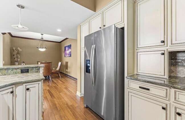 Building Photo - 2650 Lake Shore Dr