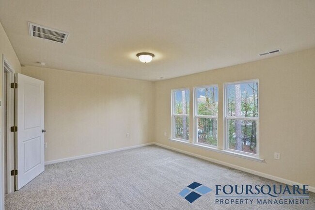 Building Photo - Spacious 3-Bed End- Unit Townhome with Mod...