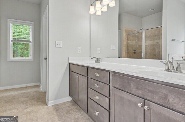 Building Photo - 270 S Ridge