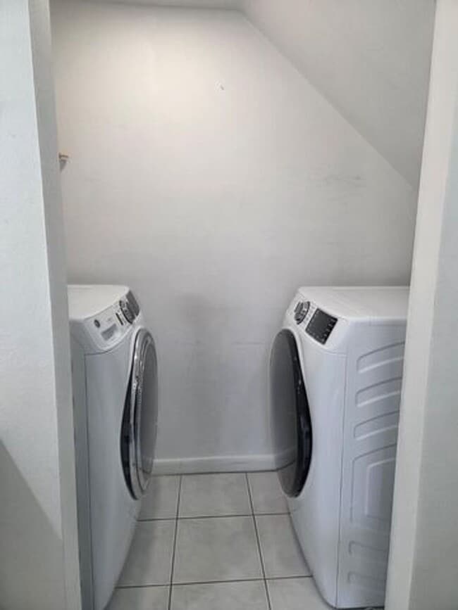 Building Photo - 810 Sandtree Dr