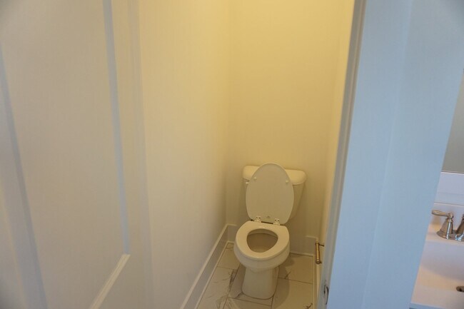 Building Photo - 3BR/3.5BA End Unit Townhome in Summerwalk!  $2,975/month - Pet friendly*
