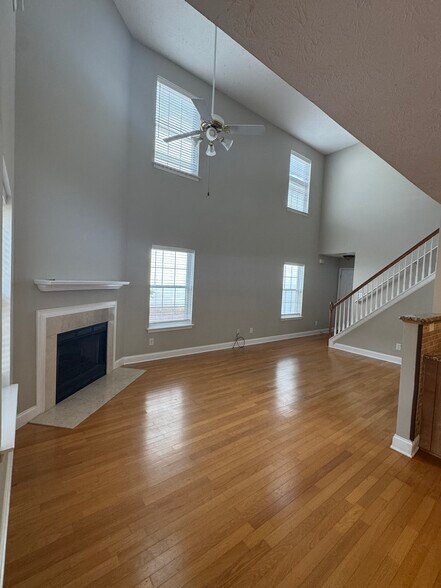 Building Photo - 2320 Lexington Ln