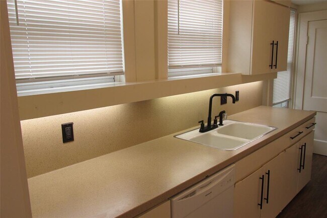 Building Photo - 800 San Antonio St