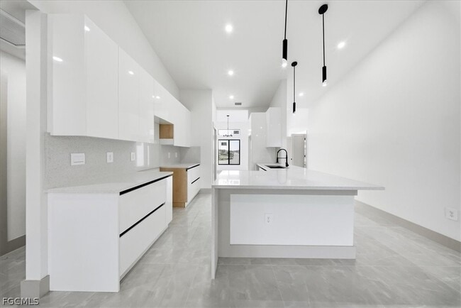 Building Photo - 541 Chalet Ave S