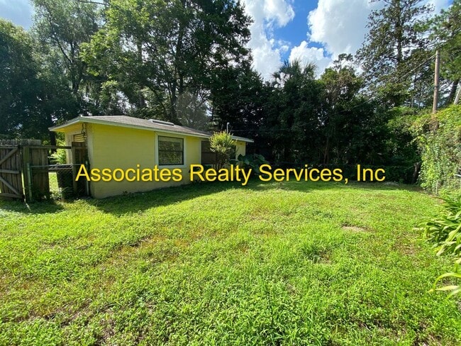 Building Photo - Spacious 3BR/2BA Home on a Quiet Corner Lot!