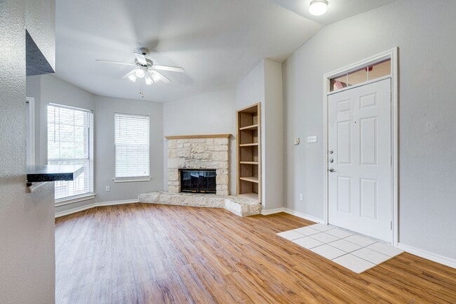 Building Photo - 1 Bedroom, 1 Bath Available Now!