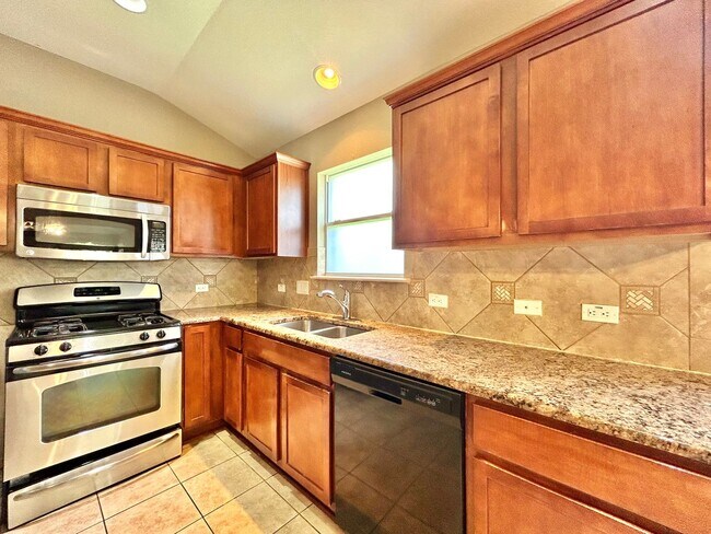 Building Photo - Beautiful & Spacious 3BR/2.5BA One-Level H...