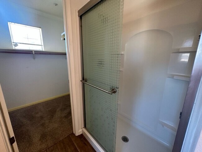 Building Photo - MOVE IN SPECIAL! 4 bed/3 bath with SOLAR