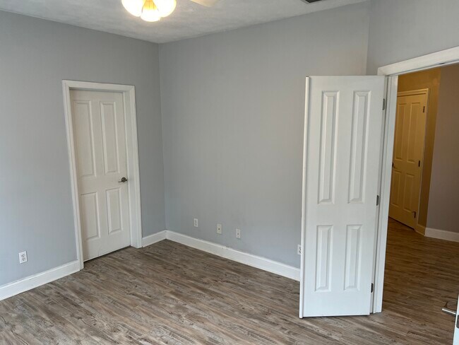 Building Photo - 1318 Suncrest Village