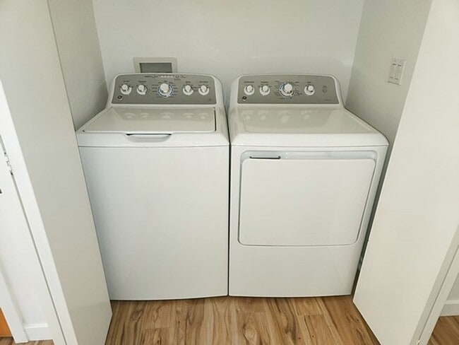 Building Photo - Recently Remodeled Pinebrook Condo with 1 ...