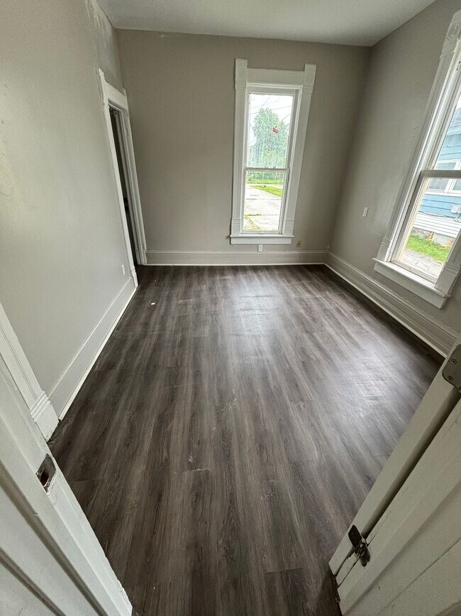 Building Photo - 514 S 5th St