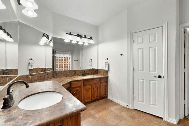 Building Photo - 3195 Izabella Ct
